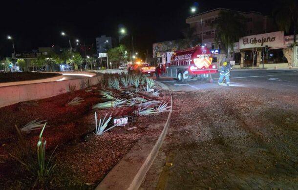 Camioneta se impacta contra la Glorieta de la Minerva y causa daños en jardineras
