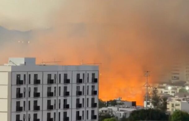 Incendio en lote baldío genera intensa movilización en Zapopan
