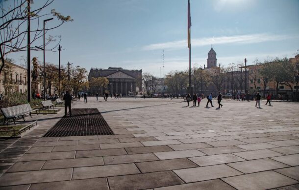 Regresan boleros a Plaza Liberación tras remodelación
