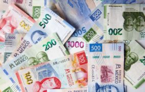 Peso cae casi 50 centavos por escalada bélica en Medio Oriente