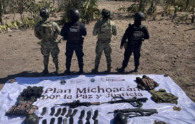 Aseguran armas, droga y vehículos tras agresión a marinos en Arteaga, Michoacán