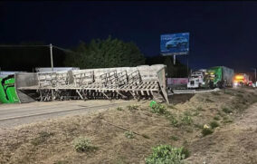 Tráiler volcado provoca cierre total en carretera a Nogales de ingreso a la ciudad
