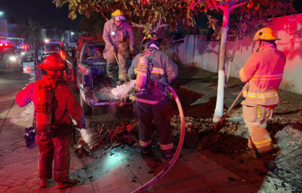 Bomberos sofocan incendio de vehículo en Puerto Vallarta