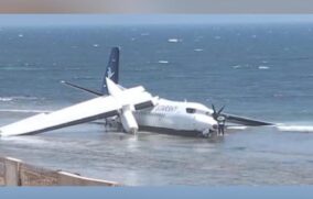 Avión sufre accidente en Somalia con 55 pasajeros a bordo