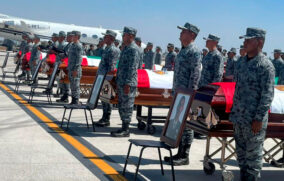 Rinden honores fúnebres a militares caídos en operativo en Jalisco