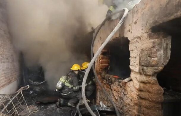 Incendio en carpintería genera densa columna de humo en GDL