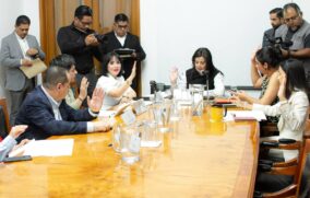 Buscan prohibir uso de redes sociales a menores de 14 años en escuelas de Jalisco