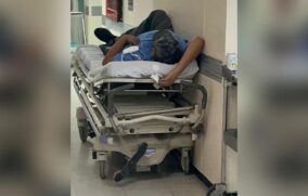 Captan a camillero mientras duerme en camilla del Centro Médico de Occidente