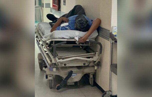 Captan a camillero mientras duerme en camilla del Centro Médico de Occidente