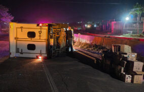 Abandonan camioneta volcada tras accidente en la carretera a Zapotlanejo