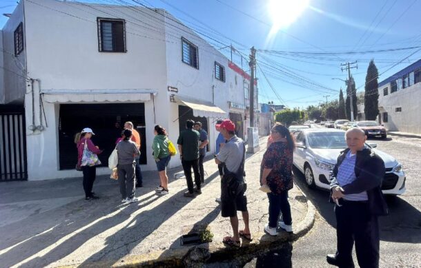 Negocios atienden con las cortinas cerradas en Zapopan