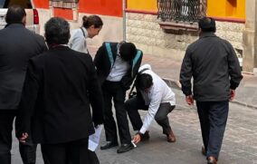 Captan a funcionarios limpiando zapatos de Hugo Aguilar en Querétaro