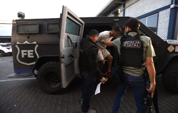 Trasladan a prisión a 13 señalados por quema de vehículos en Jalisco