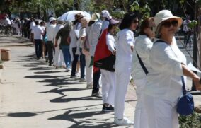 Realizan cadena humana en La Minerva en protesta contra la reforma electoral