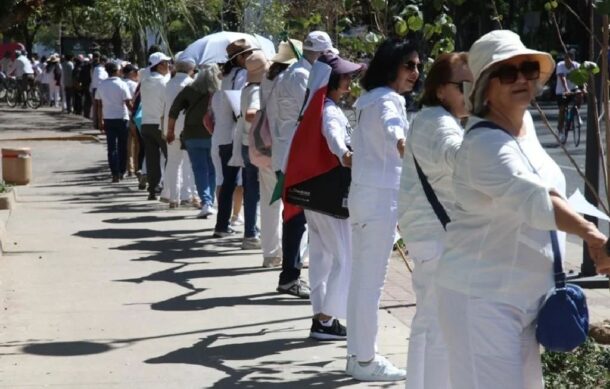 Realizan cadena humana en La Minerva en protesta contra la reforma electoral
