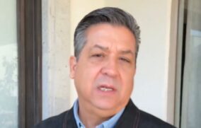 Cabeza de Vaca acusa persecución política tras reactivarse su orden de aprehensión