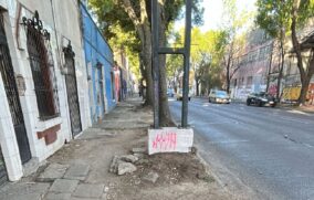 Reportan deplorable estado de banquetas en Av. Hidalgo