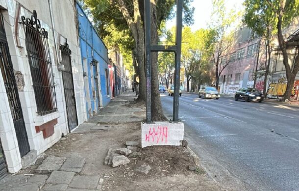 Reportan deplorable estado de banquetas en Av. Hidalgo