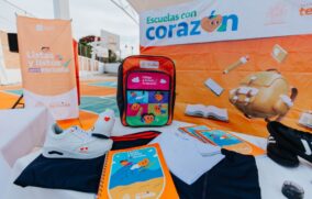 Guadalajara entrega insumos escolares y tecnológicos para más de mil estudiantes