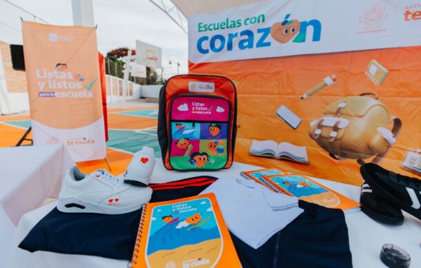 Guadalajara entrega insumos escolares y tecnológicos para más de mil estudiantes