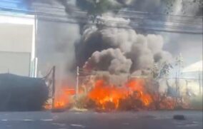 Incendio en predio baldío moviliza a bomberos en Zapopan