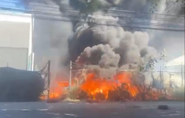 Incendio en predio baldío moviliza a bomberos en Zapopan