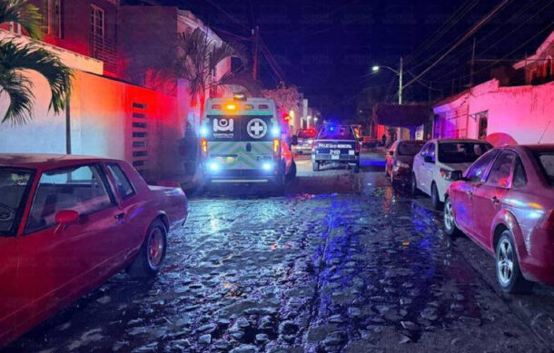 Incendio consume vehículo de lujo en taller de Zapopan
