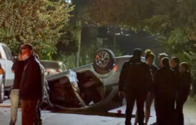 Sedán vuelca tras chocar tres autos en La Nogalera; dos ocupantes huyeron