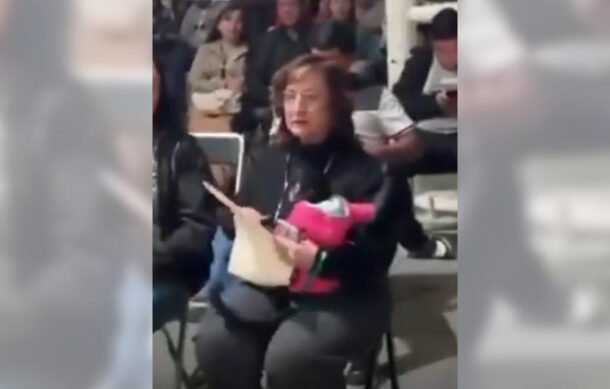 Denuncian a regidora de Ocotlán por asistir a un evento con un mono araña