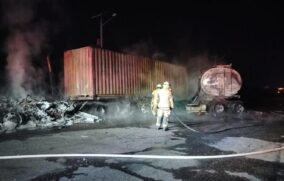 Se incendia tractocamión tras choque en autopista GDL–Colima