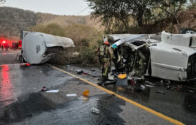 Cierran carretera en Chamela por volcadura de pipa; choque en Zapotlanejo deja un muerto