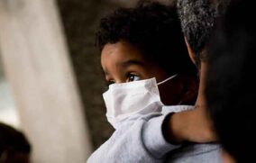 Cubrebocas quirúrgicos son los que deben utilizar los estudiantes: Salud