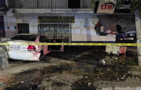 Conductor ileso tras chocar contra poste y derriba transformador en avenida Patria