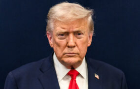 Trump firma orden que impone arancel global de 10%