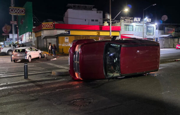 Cinco lesionados leves tras choque y volcadura en Calzada Independencia