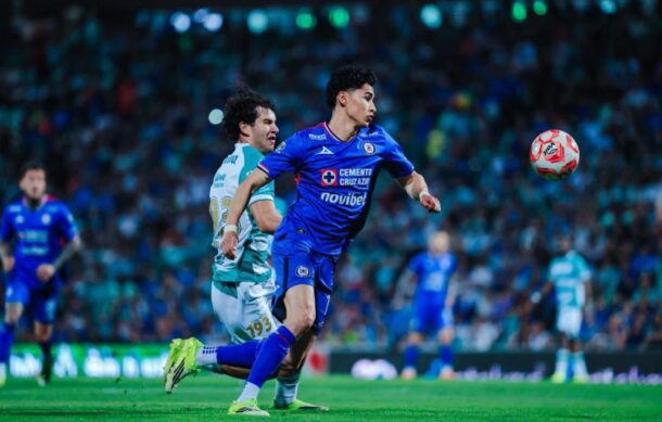 Cruz Azul vence al Santos y sigue de líder en la Liga MX