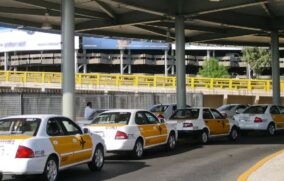 Taxistas del AICM anuncian movilizaciones contra Uber y Didi