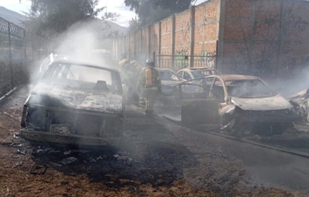Incendio consume 30 vehículos en depósito de Tlajomulco
