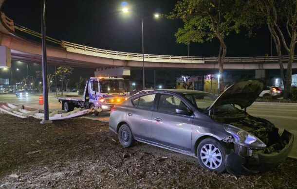 Tráiler derriba barra de contención y cae sobre auto en la carretera a Chapala