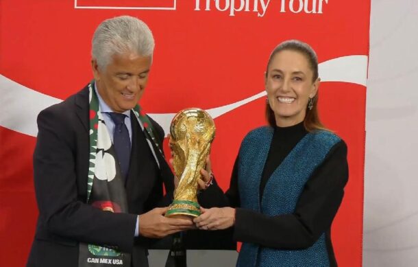Recibe Sheinbaum en Palacio Nacional el trofeo de la Copa Mundial de Futbol