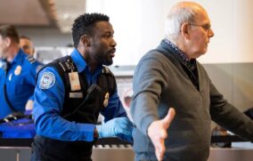Mejoran tiempos en aeropuertos de EU tras pago a agentes de TSA