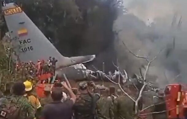 Mueren al menos 66 en caída de avión militar en Colombia