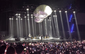 Bryan Adams llena de nostalgia y energía la Arena Guadalajara