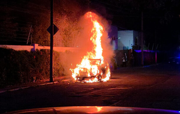 Camioneta se incendia en Zapopan; no hay lesionados