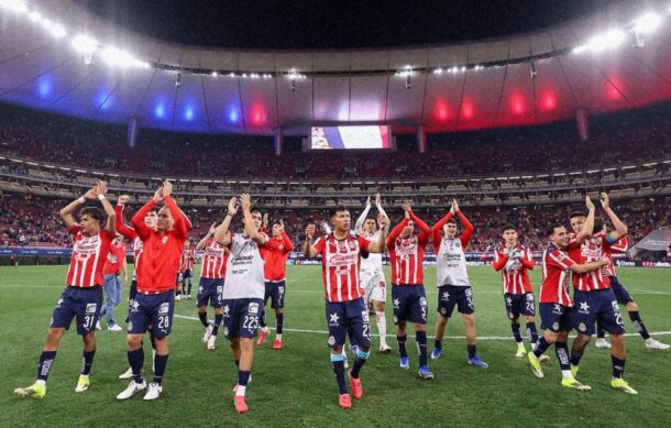 Chivas golea al León y recupera el liderato de la Liga MX