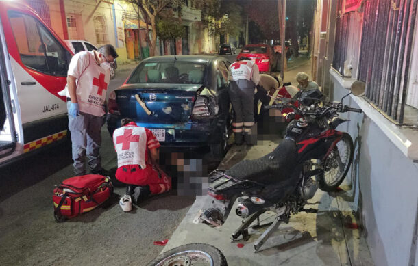 Dos jóvenes graves tras choque en motocicleta en el Centro de Guadalajara