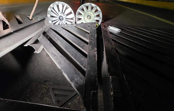 Boca de tormenta sin rejilla daña al menos 10 vehículos en Zapopan