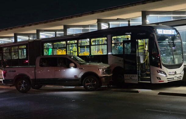 Choque entre camioneta y Mi Macro Periférico deja cuatro lesionados en Zapopan