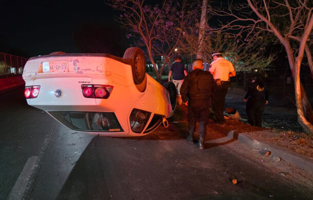 Volcadura en carretera libre a Zapotlanejo deja un conductor lesionado leve