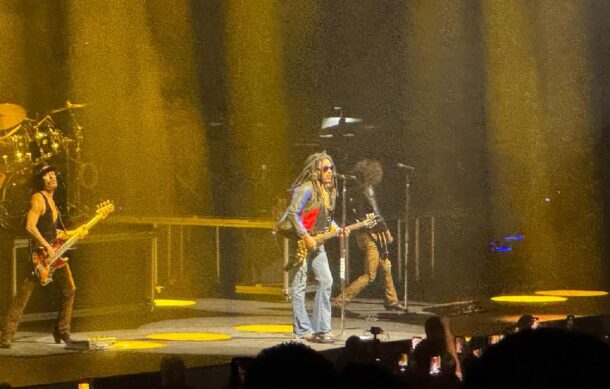 El cantante Lenny Kravitz deleita con sus éxitos al público tapatío